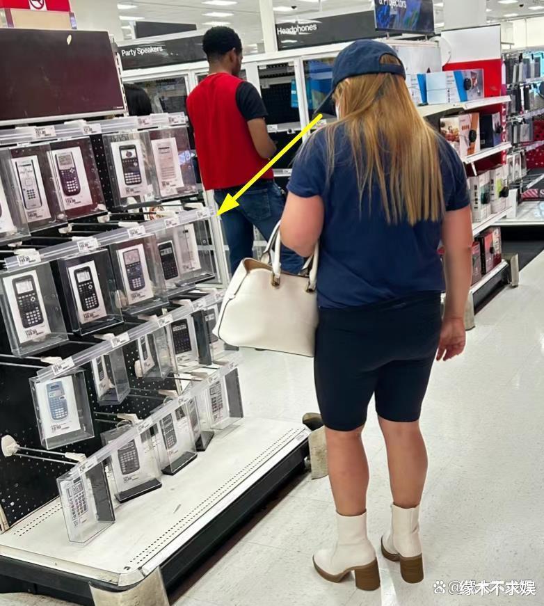 38岁凤姐国外超市买手机，背5800包搭配成套，出国原因被扒引争议