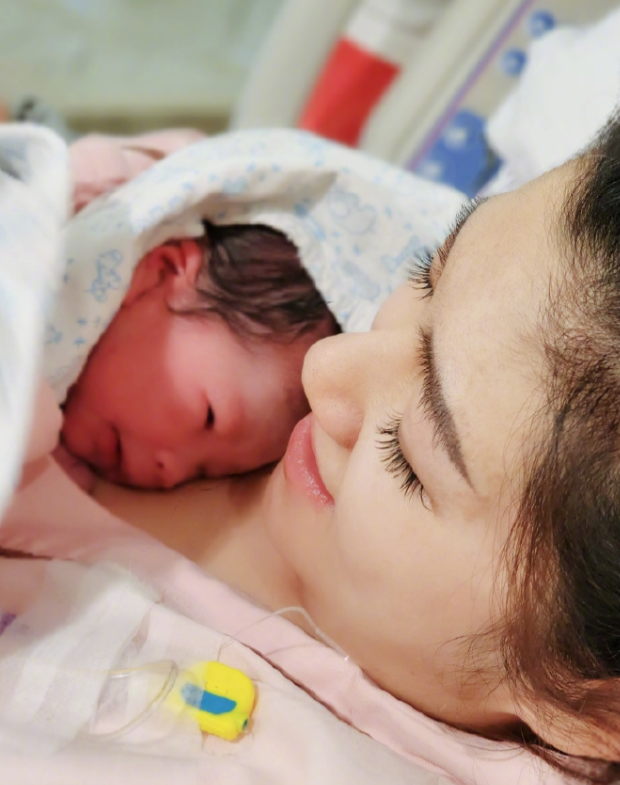 41岁Selina生子!娃肺积水全身插管,孩爸遭喷尿,母子互动成虐待