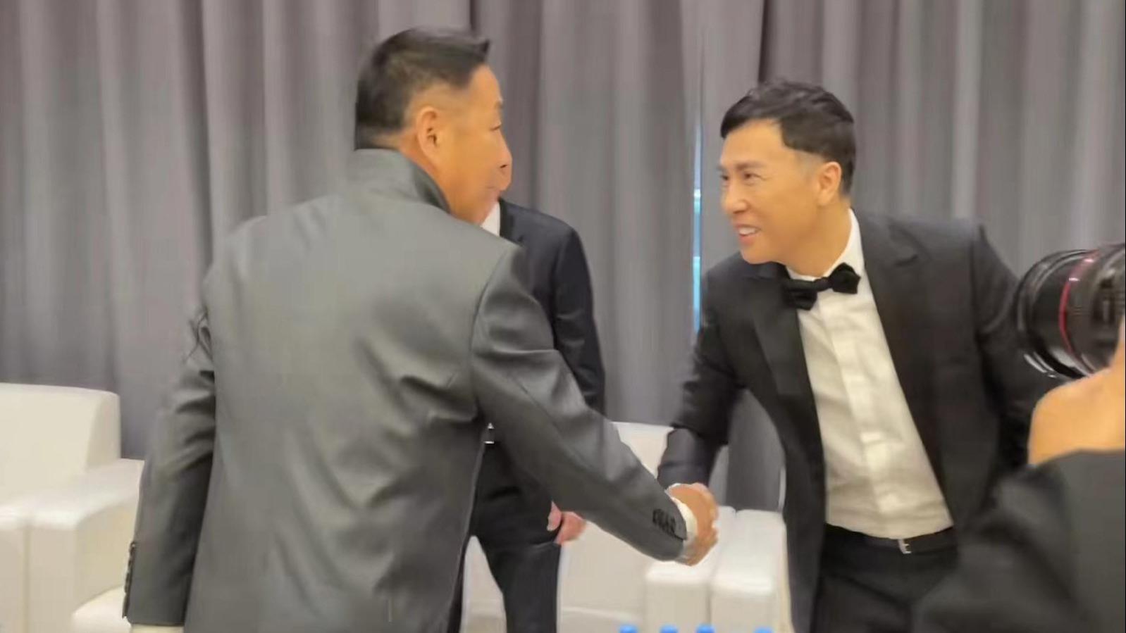 |华表奖另一面：陈道明霸气握手，章子怡屈膝握手，背后的级别差