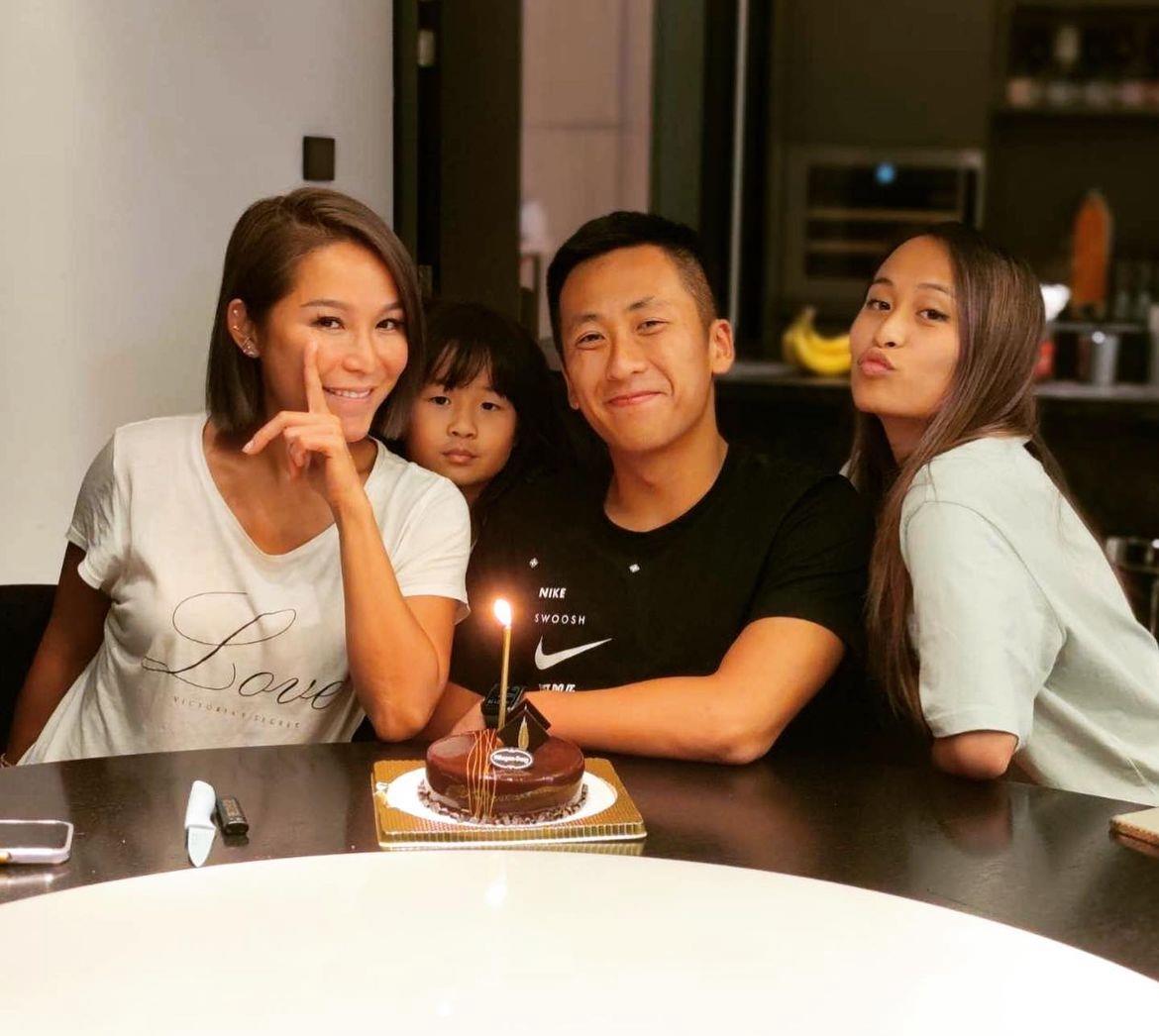 洗米华家人近况曝光，洗米嫂在国外为继子庆生，喝酒助兴感情融洽