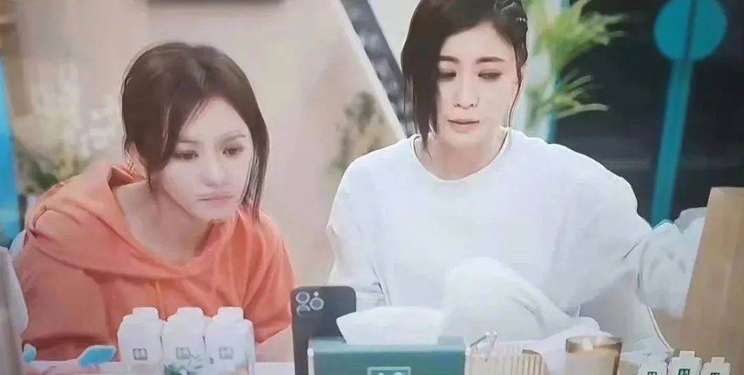 交往47个男友,与陌生人亲吻,她怎么从清纯小花变成了顶级绿茶?