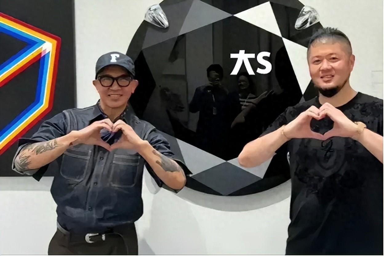 新瓜！大S罕露面大变样，葛斯齐带伤再出庭，疑学黄子佼打悲情牌