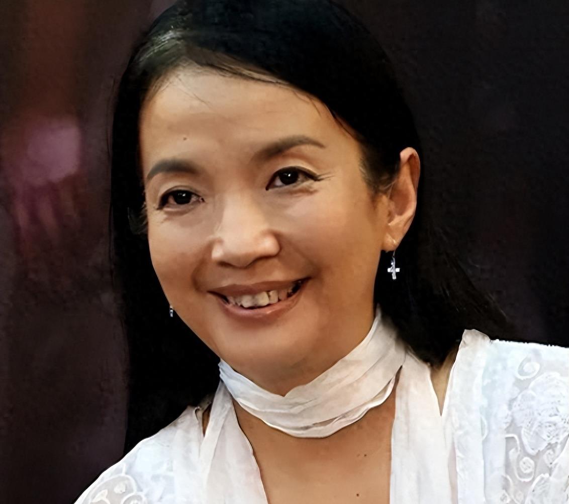 移居美国后暴露本性还是“神”迷心窍?吕丽萍夫妇在美国闹尽笑话