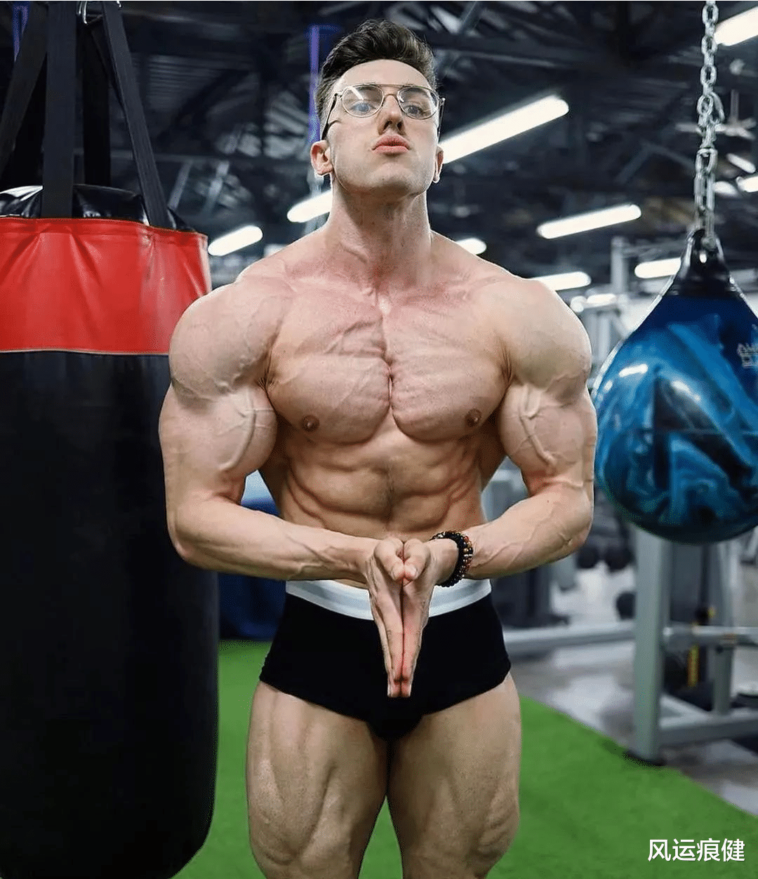 如何塑造肱二头肌肌峰?