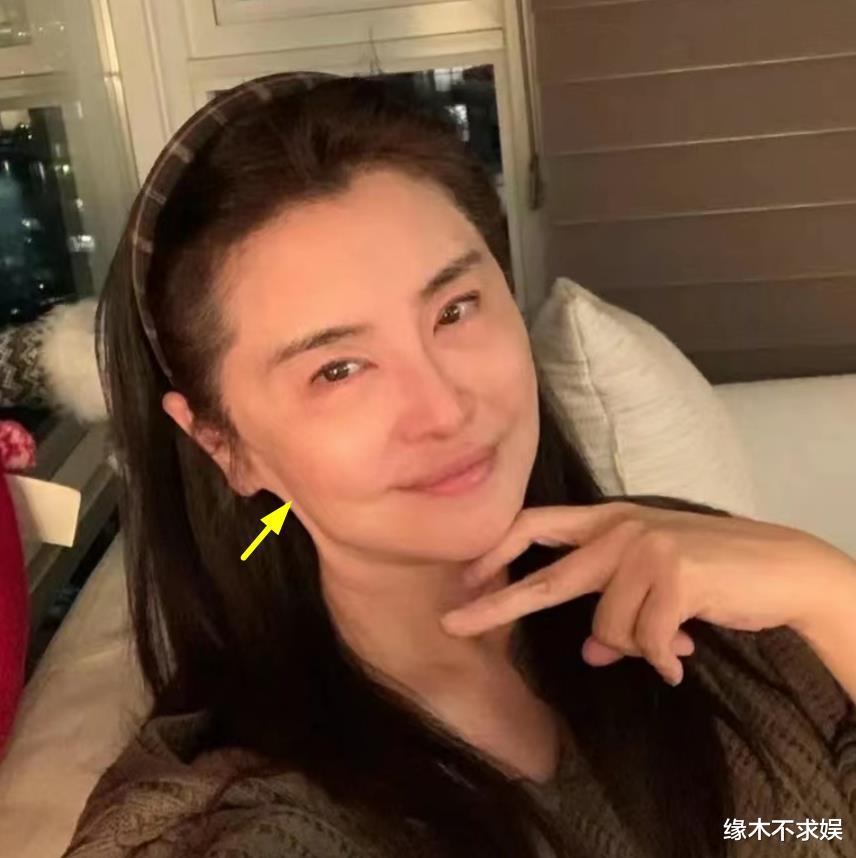 56岁王祖贤新造型秒杀素人,合影被质疑情商低,摘下口罩认不出!