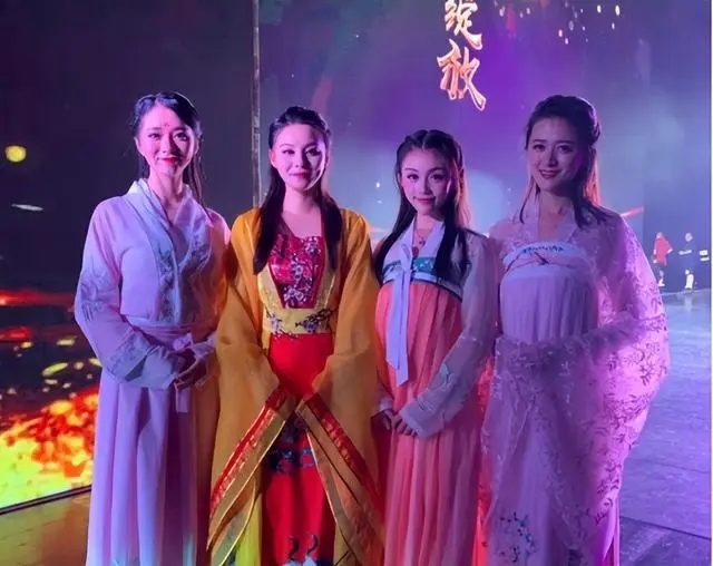 恒大美女歌舞团私照流出：姑娘个个貌美如花，身材绝佳！