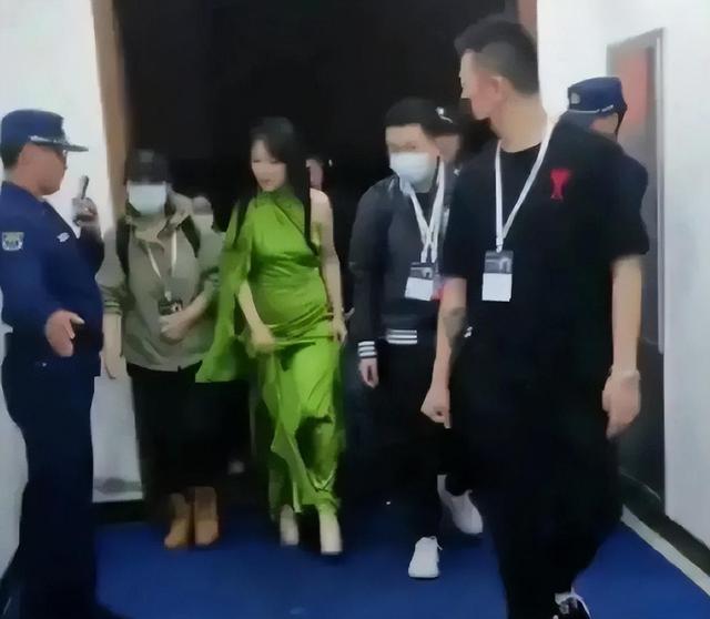 张颂文|52岁杨钰莹怀孕了?穿紧身长裙,肚子又圆又鼓,前男友已结婚生子