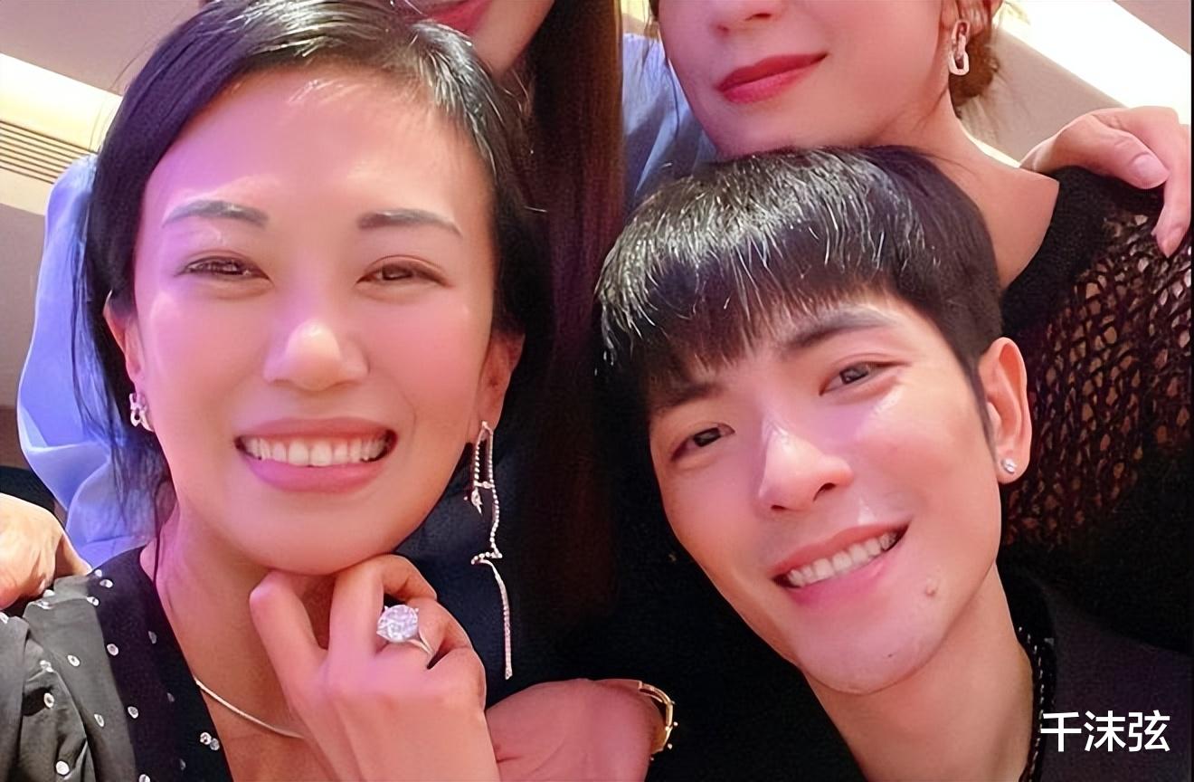 萧敬腾50岁女友曝怀孕后露面,穿孕妇裙略发福,上亿婚戒太亮眼