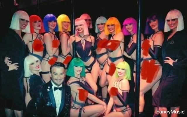 Lisa疯马秀细节曝光，穿成“职场丽人”边跳边脱，男友在台下欣赏