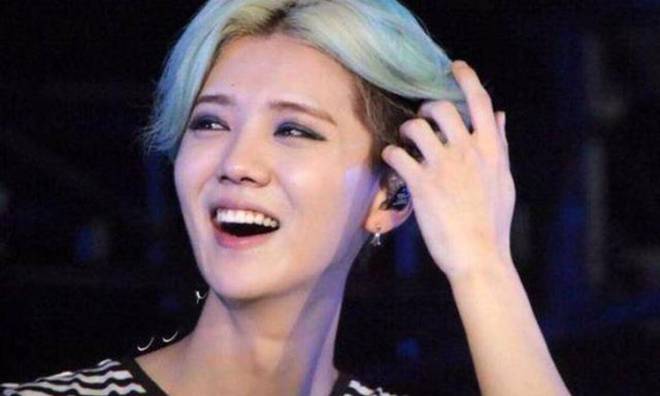 华晨宇演唱会婚纱秀引发争议，网友热议：是时尚还是过于娘炮