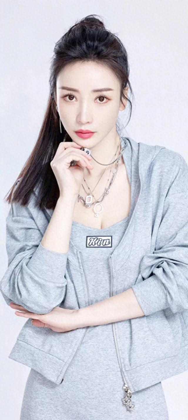 柳岩,横看成岭侧成峰,远近高低各不同