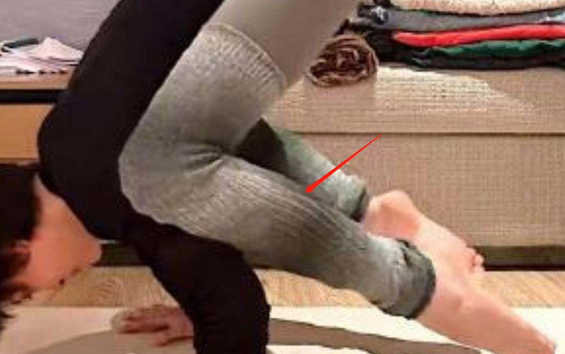 孙俪|孙俪练习高难度的瑜伽动作,自夸开了智慧穴,瑜伽裤外套毛裤好抢镜