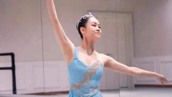 刘秀桦在河边留影被赞敦厚面善，甘比女儿对镜笑，没各怀鬼胎的阴险感