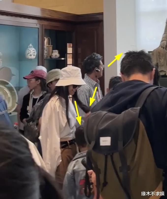 黄圣依一家4口现身伦敦,11岁安迪体重飙至130斤,兄弟俩颜值性格反差大!