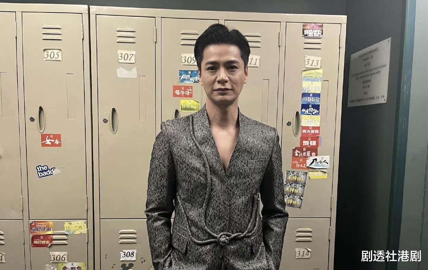 TVB小生亮相台庆活动,与男星亲密合照,亲证视后妻子回巢拍剧