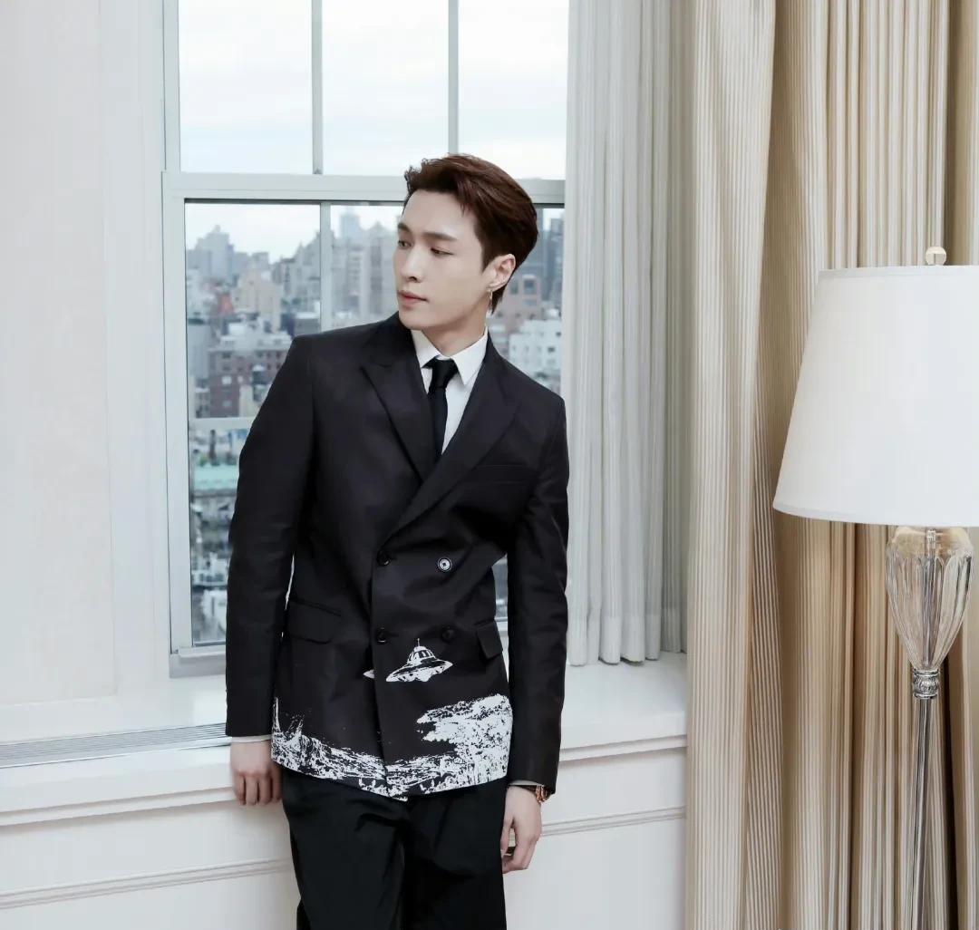 王嘉尔|王嘉尔参加顶级时尚盛典,其实海外影响力都是白争