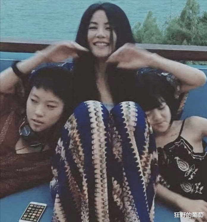 李嫣|李嫣:13岁出国留学,17岁身高猛长气场似王菲,爱上成熟装扮