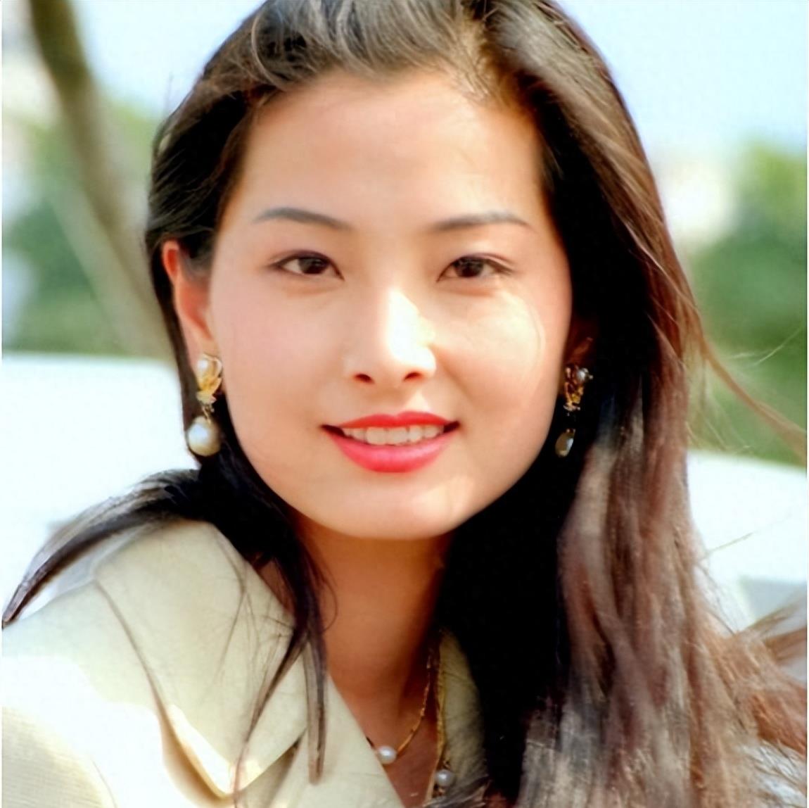 58岁演员炫耀美国生活:祖孙三代奢华享乐,声称我努力我尽情享受