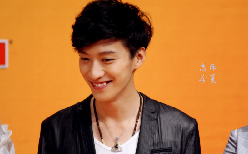 乔任梁去世七周年,双亲陈乔恩在粉色墓地缅怀,乔家父母回应网暴