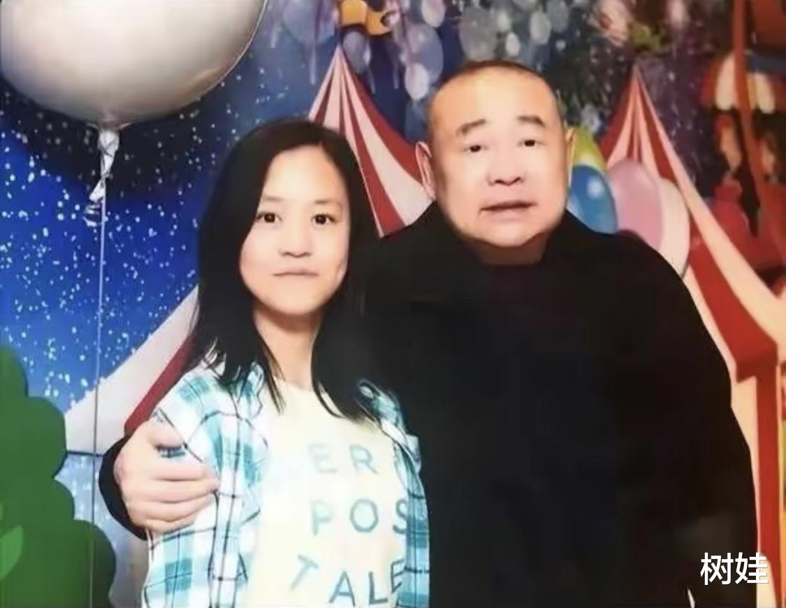 刘銮雄|刘銮雄陪吕丽君女儿逛街,父女挽手画面温馨,20岁刘秀盈重获父爱