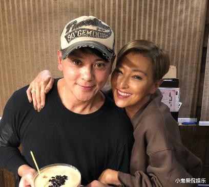 刘嘉玲闺蜜为梁朝伟庆生引争议,又亲又搂,大腿勾着大腿