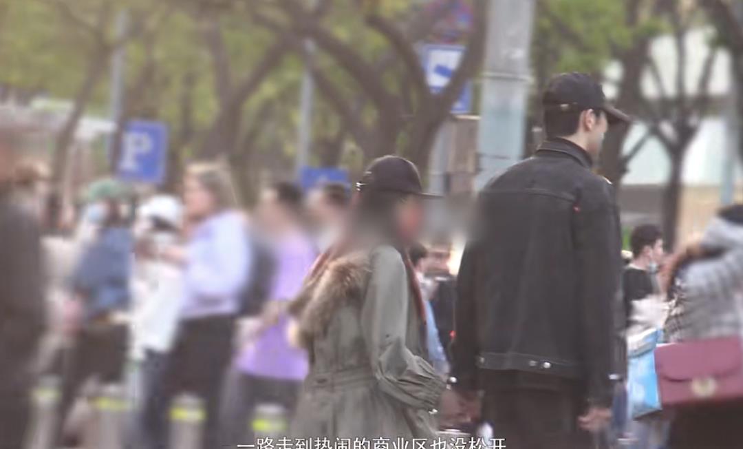 金莎|金莎与素人男友同框首次被拍!二人逛街牵手挽臂,呈现最萌身高差