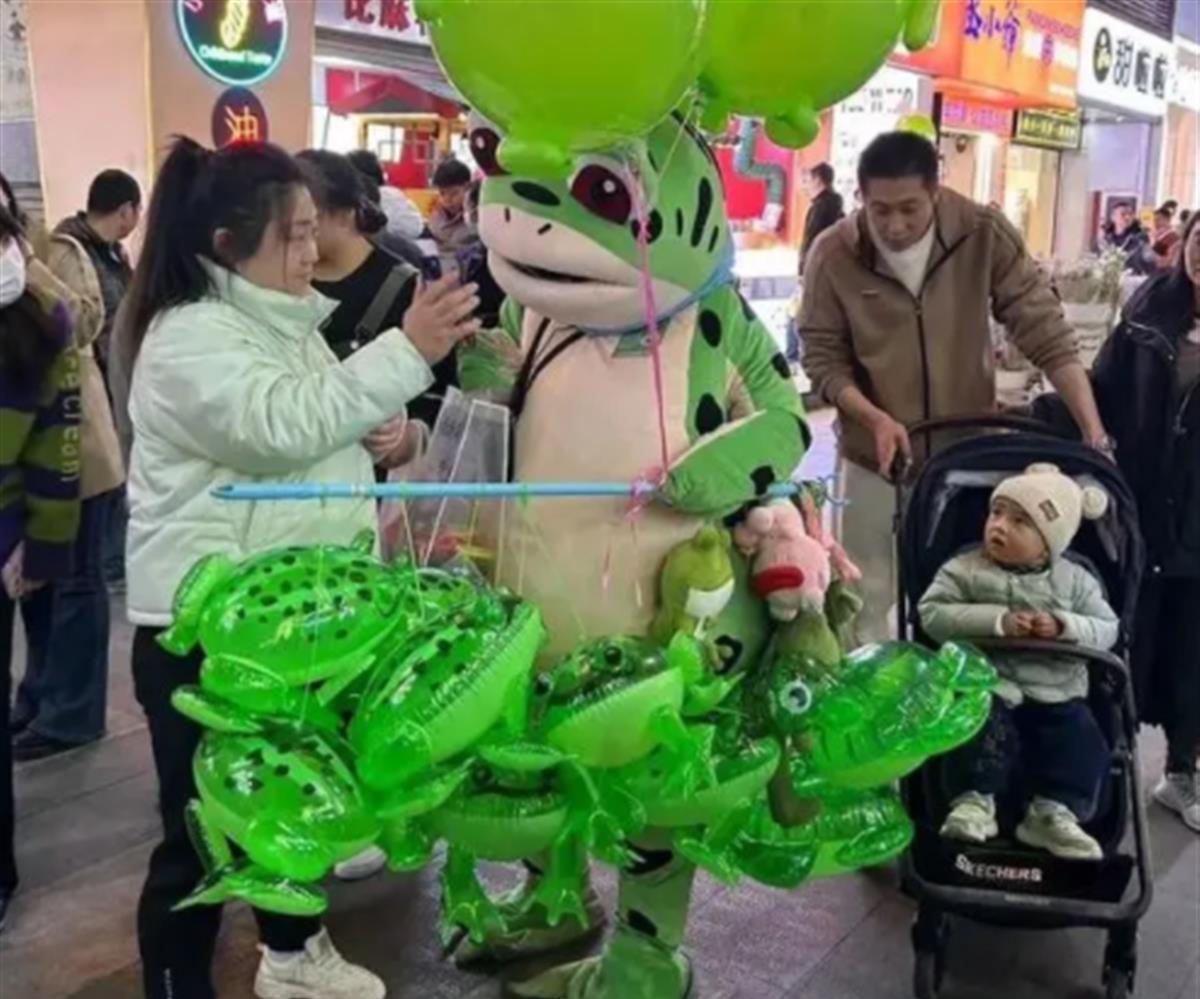 拍黄瓜|“卖崽青蛙”动了谁的蛋糕？央媒看不下去，为其发声