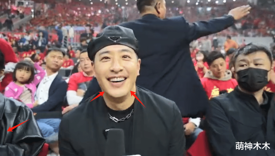 潘玮柏宣云婚后首合体，女方穿千元外套秀身材，和老公耳语显甜蜜