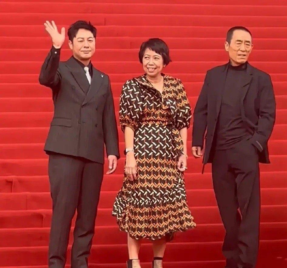 张颂文|张颂文参加北京电影节，被陈凯歌夸奖，章子怡还摸一下其胸针