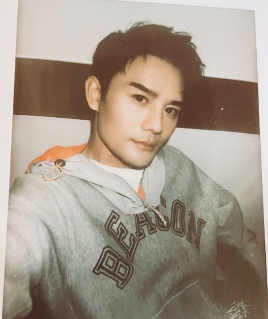 王凯|40岁王凯做美容被偶遇,与粉丝合影显拘谨,近照被赞清爽帅气