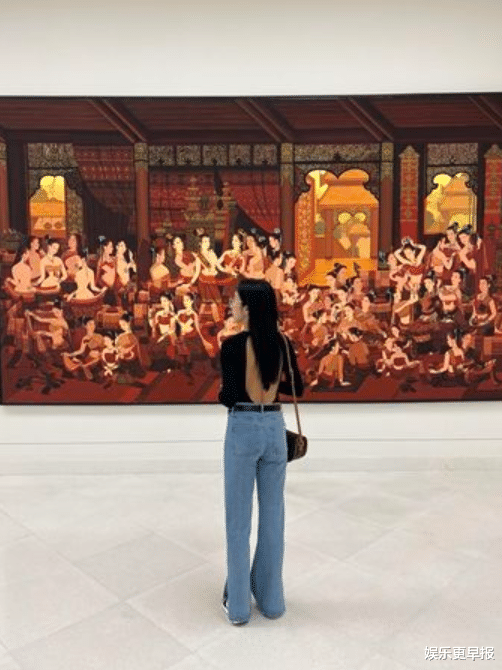 杨谨华|野生杨谨华穿「露背装」现踪街头!泰国看展被拍 网惊:太辣了啦