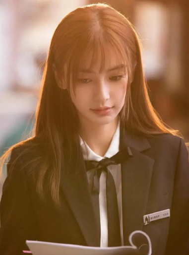 网红痞幼与Angelababy同框亮相，现场要亲笔签名，网友：差距太大