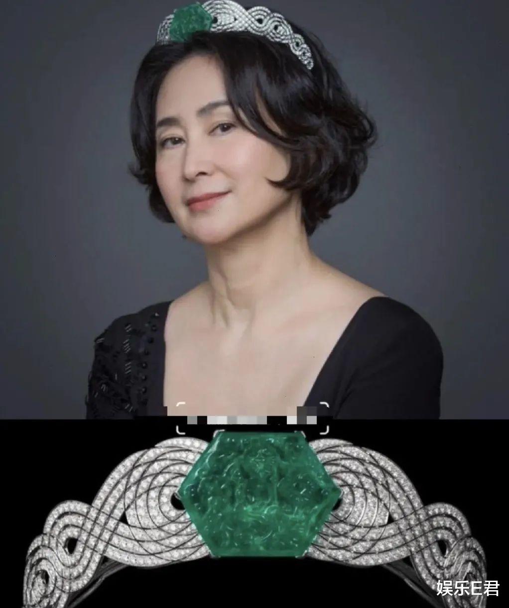 长裙 58岁刘嘉玲戴后冠容光焕发，皮肤紧致状态佳，完全看不出真实年龄