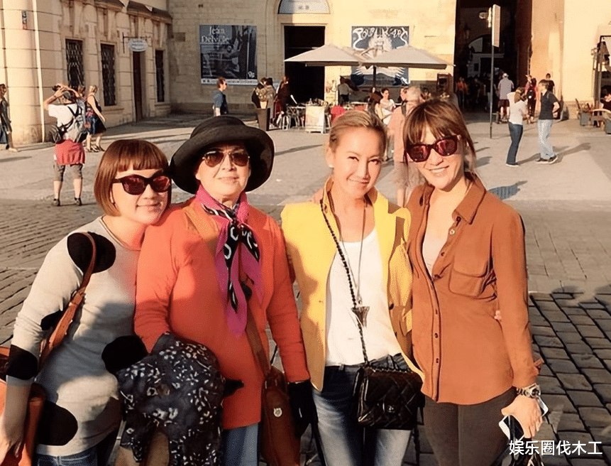 机场偶遇李玟妈妈和俩姐姐,疑似将李玟骨灰安葬武汉,粉丝破防