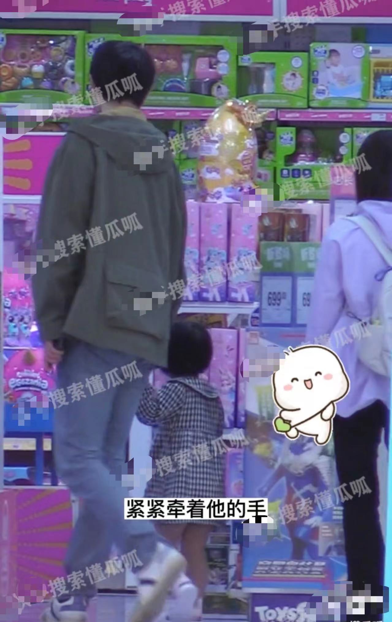 女孩|35岁知名演员被曝隐婚生女！抱小女孩逛街显亲密，本人忙发文澄清