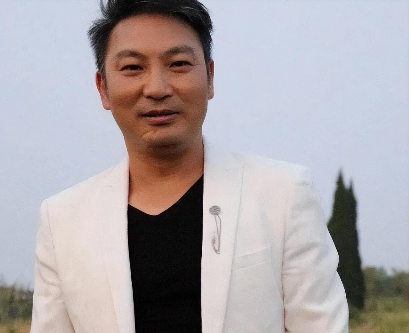 央视春晚|央视春晚一曲成名,被砍下巴脱落缝130针变阶下囚,今卖马桶为生