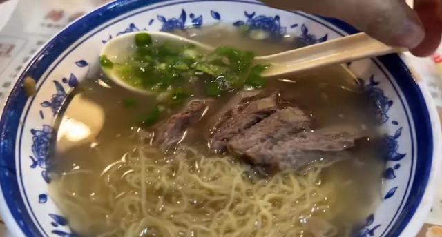 普通话|谭咏麟晒照为香港揽游客,网友在评论区分享经历:说普通话没人理