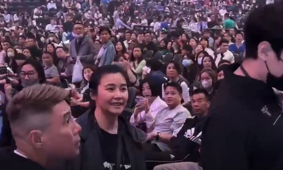 56岁郑伊健现身福冈，素颜出镜苍老很多，在超市买了一车生活用品