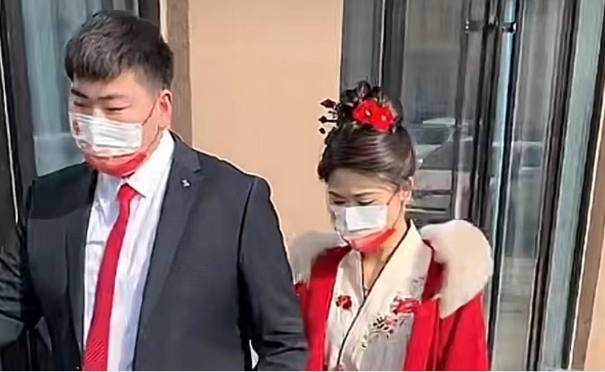 陈萌|大衣哥儿子低调完婚,陈萌婚前分别给公婆和大姑姐买礼物获好评