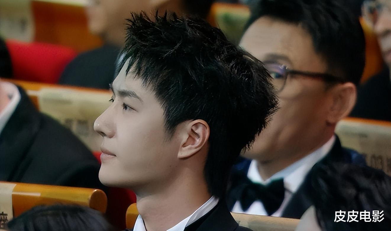 这一夜,袁泉气质出圈,殷桃女人味十足,何赛飞咬嘴唇可爱