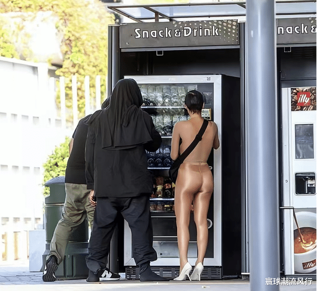 坎爷娇妻新穿搭被意大利人骂了!裸色紧身衣太隐形,为秀身材超拼