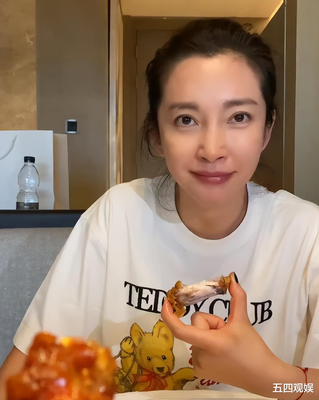 李冰冰|李冰冰只吃3根鸡翅,就被工作人员吐槽不节制,她内疚到不敢看镜头