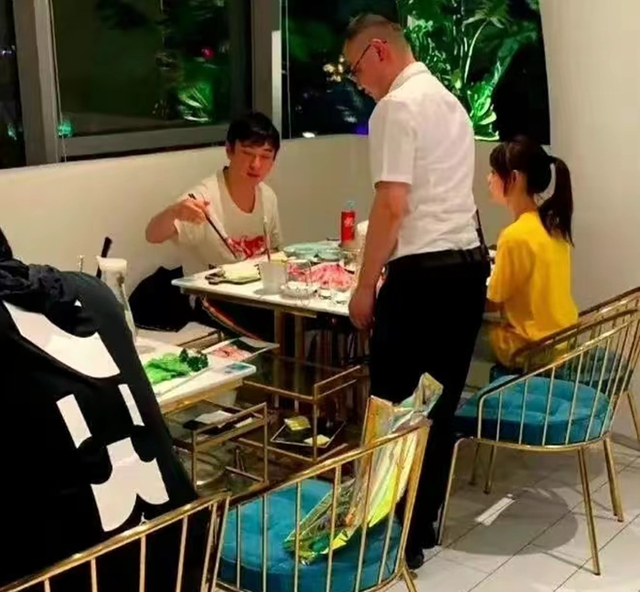 王思聪|曝王思聪带新女友吃火锅，女方扎马尾白瘦幼，模样清纯撞脸章泽天！