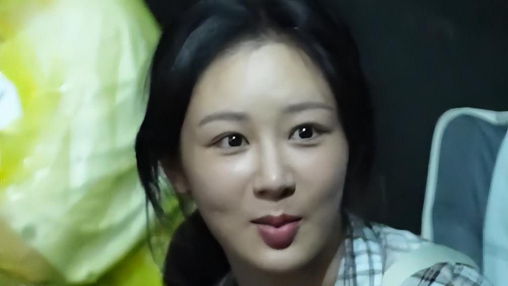 31岁杨紫素颜照上热搜！脸肿成胖头鱼变化大，说话张不开嘴太别扭