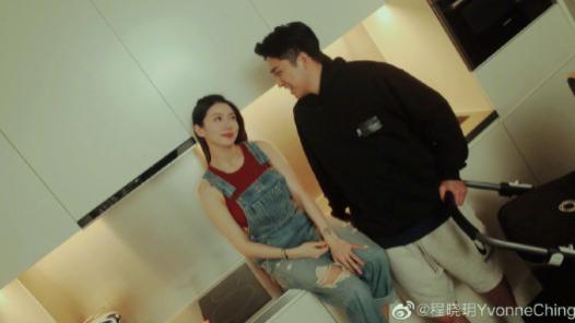 程晓玥|程晓玥正式官宣产女！宝宝近照头发浓密肉嘟嘟，开怀大笑像爸爸