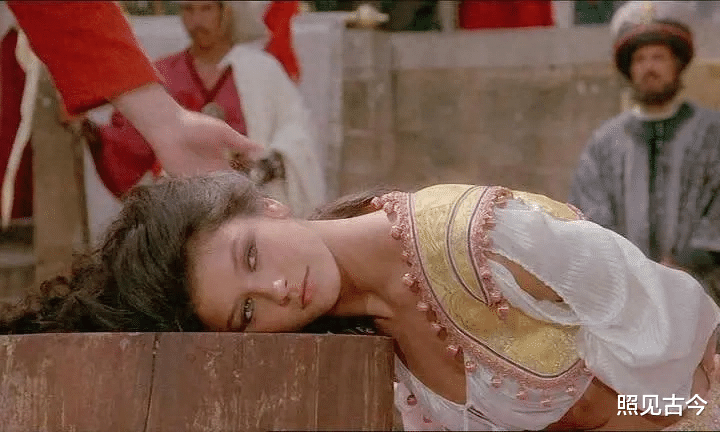 泽塔琼斯: “英伦玫瑰”被婚姻毁了,大25岁老公风流到患了口腔癌