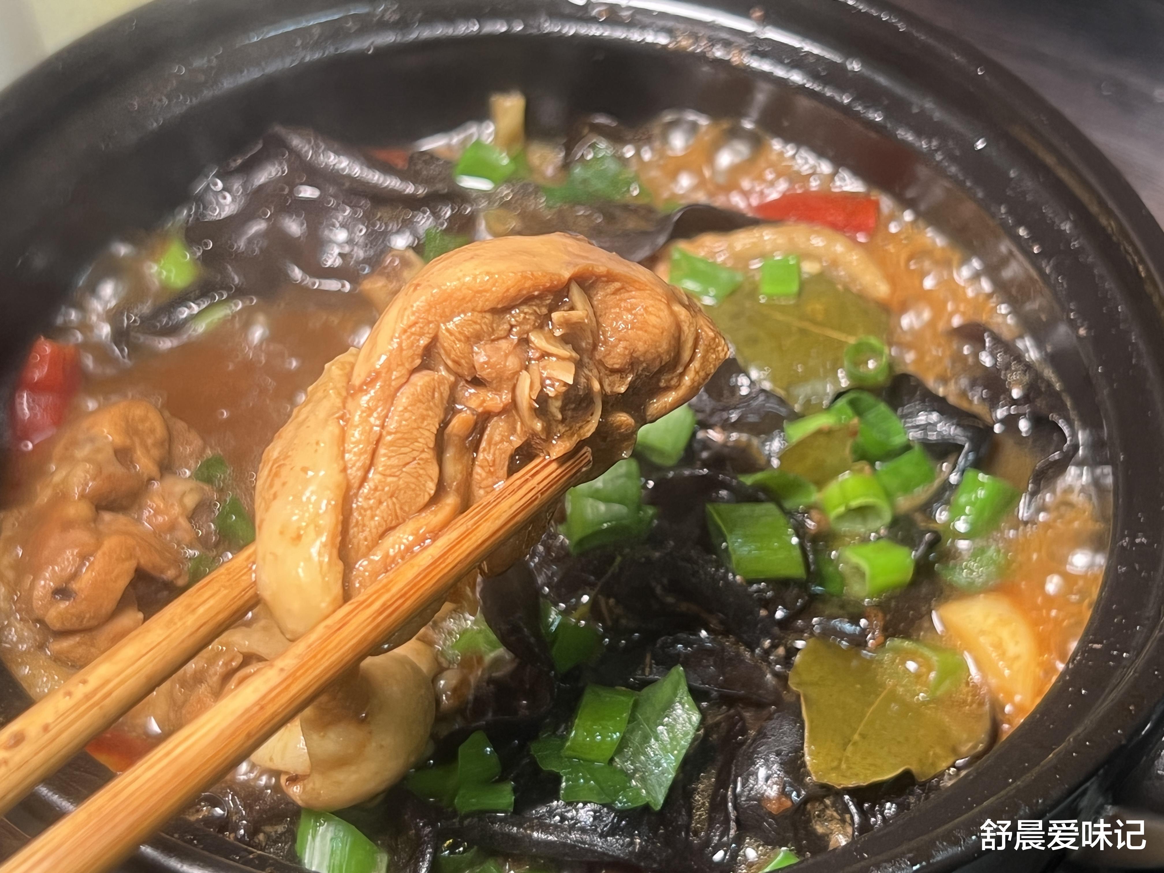 木耳|20元一份的砂锅鸡在家自己做,色泽红润看着有食欲,软烂易脱骨