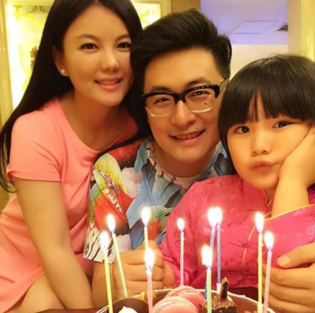 李湘|李湘王岳伦带王诗龄逛街,李湘胖到认不出,夏天穿外套不怕热