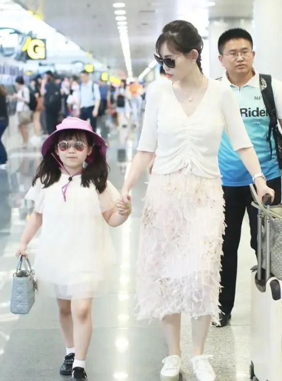 王宝强马蓉离婚后首次合体!36岁马蓉越活越年轻,一头金发很少女