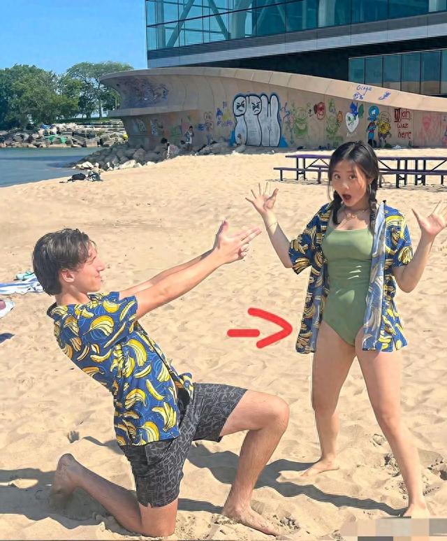 17岁黄多多近照大变样，与美国同学聚会玩乐，穿着成熟大秀身材